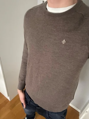 Morris merinoullströja  - Brun Morris merinoullströja | Väldigt bra skick | Storlek M (passar S) Modellen är 185 | Hör av dig vid fler frågor 🙌🏼