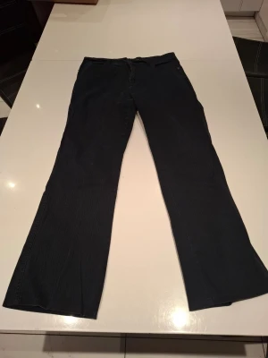 Flaired jeans - Skriv om du har några funderingar 