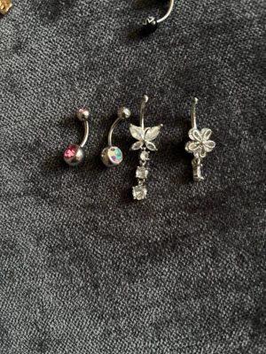 4 st navelpiercingar  - Jättesöta piercingar, de två basic är ifrån piercingkungen, blomman är från grekland och fjärilen är från ur o penn! Alla förutom fjärilen är i nytt skick💙fjärilen har tappat lite färg