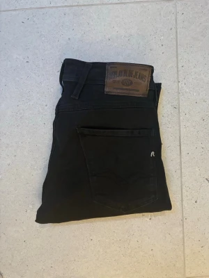 Replay jeans - Tjena! Säljer nu dessa feta replay anbass i mycket bra skick. Jeansen är i storlek ”W28/L32” och vid frågor eller funderingar är det bara att höra av sig!
