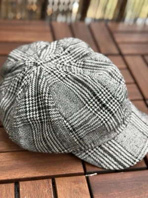 Rutig vintagekeps  - Kepsen har en mjuk, rundad form och böjd och hård skärm. Ger en retro och vintage känsla! 