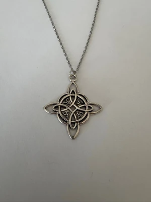 Halsband keltisk knut - Halsband som inte är i äkta silver/guld. Kedja är oftast 50cm men kan ibland komma i 45cm. Kedja är rostfritt stål, berlock oftast i zinklegering men kan även det i vissa fall vara rostfritt stål. Be gärna om mått på berlock om detta är viktigt då bilderna är missvisande när det gäller hur stora dom är! 🌹❤️  Allt är nytt.  Bud accepteras inte 🥰🌹