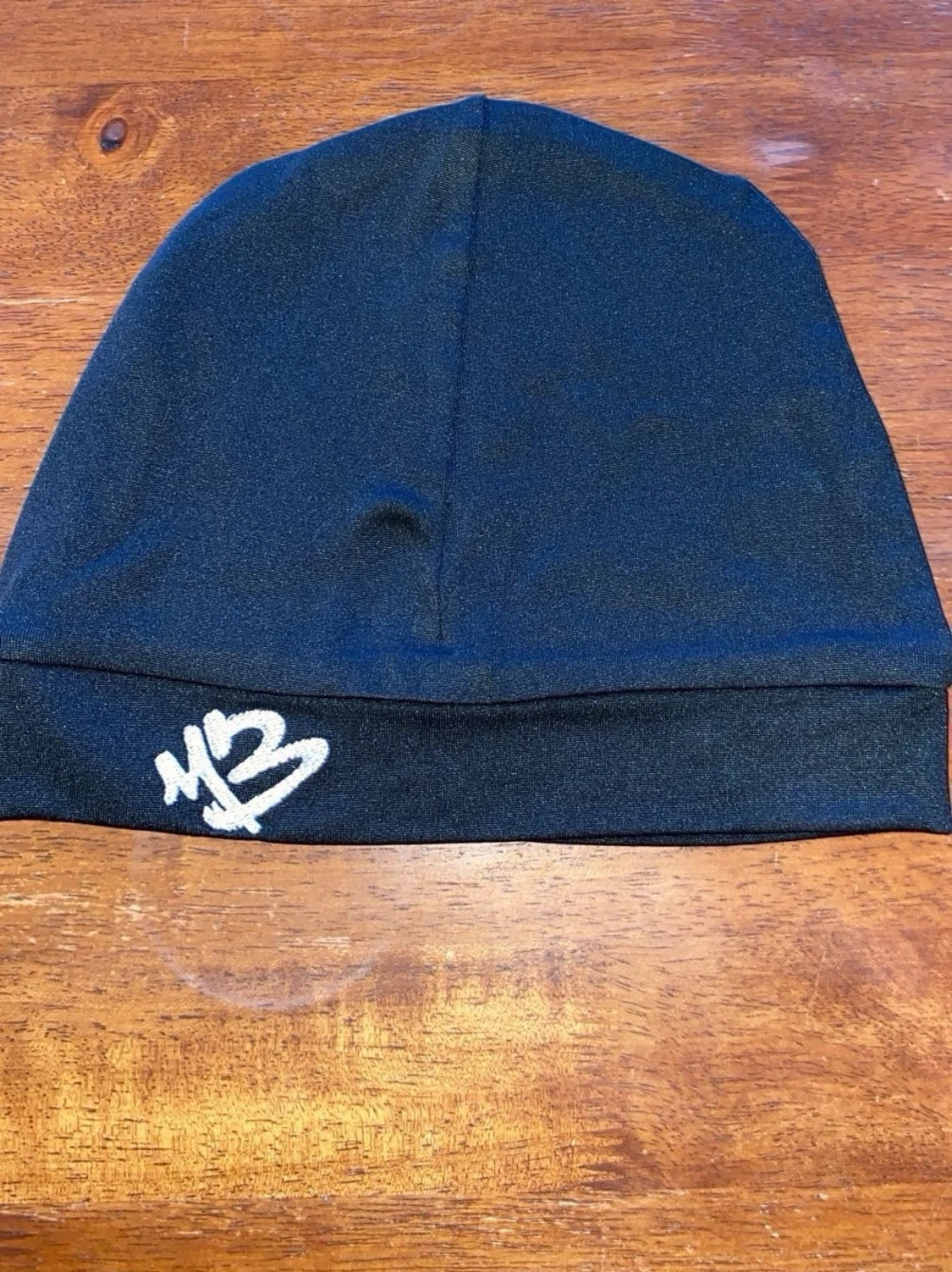 Svart mössa med vit M3-brodyr - 2