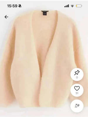 Beige fluffig kofta från  - Mysig och oversized beige kofta i fluffigt material. Koftan har öppen front utan knappar och långa ärmar. Perfekt för lager-på-lager och en chill look. Har den i stl M men den passar mig som vanligen bär S.