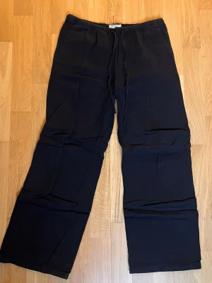 Svarta linnebyxor DIY - Ett par svarta linnebyxor från Gina tricot i storlek xs petite. De har små defekter och säljs som ett par DIY byxor. Hör av dig om du vill veta mer om vad som är defekt.