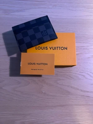 Louis Vuitton Kortfodral monogram - Svart Kortfodral i Lv monogram Man får med kartong.