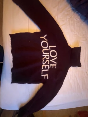 Mörklila polotröja från Gina Tricot - Stickad mörklila polotröja från Gina Tricot med vit text 'LOVE YOURSELF' framtill. Tröjan har lång ärm och har polokrage💞💞