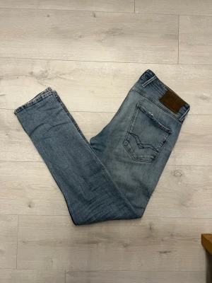Replay anbass ljusblåa jeans  - Hej! Säljer dessa replay anbass jeansen//jeansen är i mycket fint sick//fråga gärna! 
