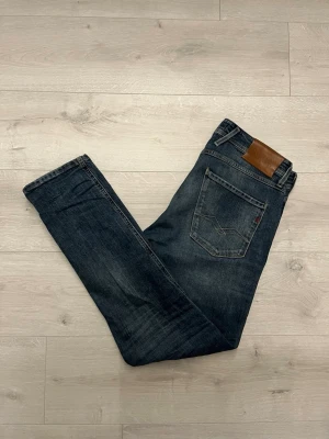 Replay anbass mörkblåa jeans  - Hej! Säljer dessa replay anbass jeansen//mycket fint sick//fråga gärna! 
