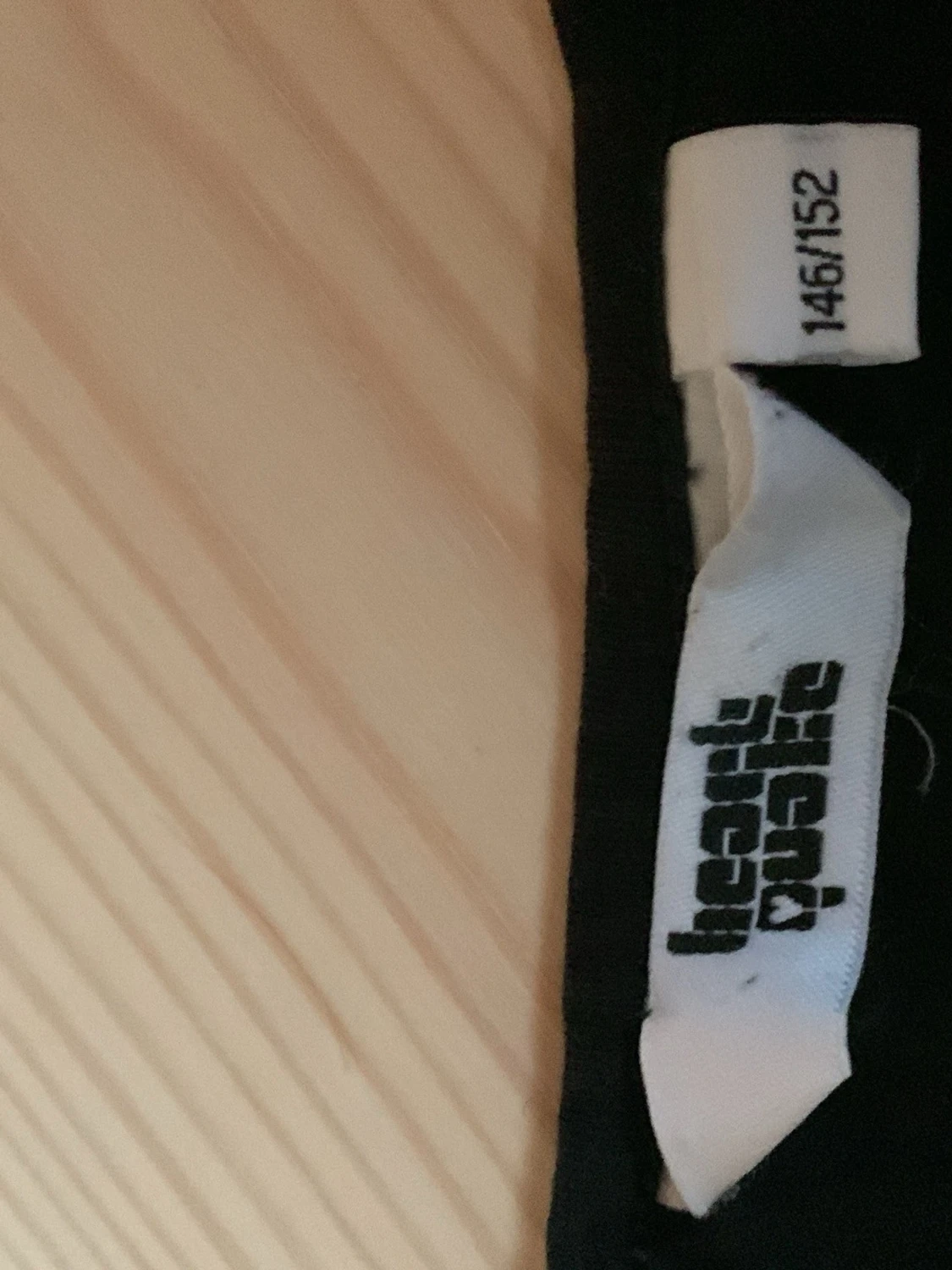 Svart topp med spetsärmar - 2