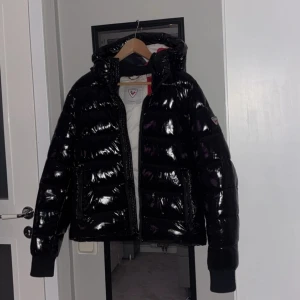 Rossignol - Cesar, pufferjacka - Bilderna är tagna med blixt, den blänker mindre i verkligheten. Storlek 14, passar XS-S. Nypris ligger på ~5799 kr (CareOfCarl). Hör gärna av er vid funderingar! 