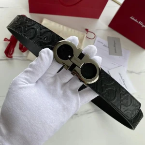 Svart Ferragamo bälte storlek: 105/110 - Snyggt svart bälte från Salvatore Ferragamo med präglad logotyp längs hela remmen och en ikonisk metallspänne i silverfärg. Perfekt accessoar för att lyfta din outfit med en lyxig touch och modern design. Finns även i andra färger, priser kan även diskuteras om man vill ha boxen med, med box= högre pris.