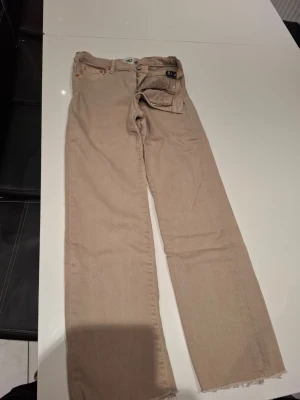 Jeans byxor - Nya ljusbruna jeans byxor kontakta mig om du undrar något 