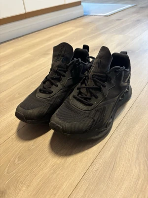 Reebok skor - Snygga och bekväma Reebok-skor i sportig design. Passar perfekt till både vardag och träning. I bra skick med bara lättare tecken på användning. Nypris 1 400kr
