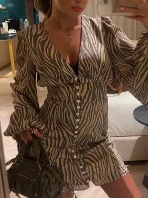 Adoore Florence Zebra  - Säljer ”Florence dress beige zebra” från Adoore i storlek 32 (passar en vanlig xs) helt slutsåld överallt!!!! Klänningen har bara använts två gånger, säljer då jag söker denna i 34/36 istället!!!😍