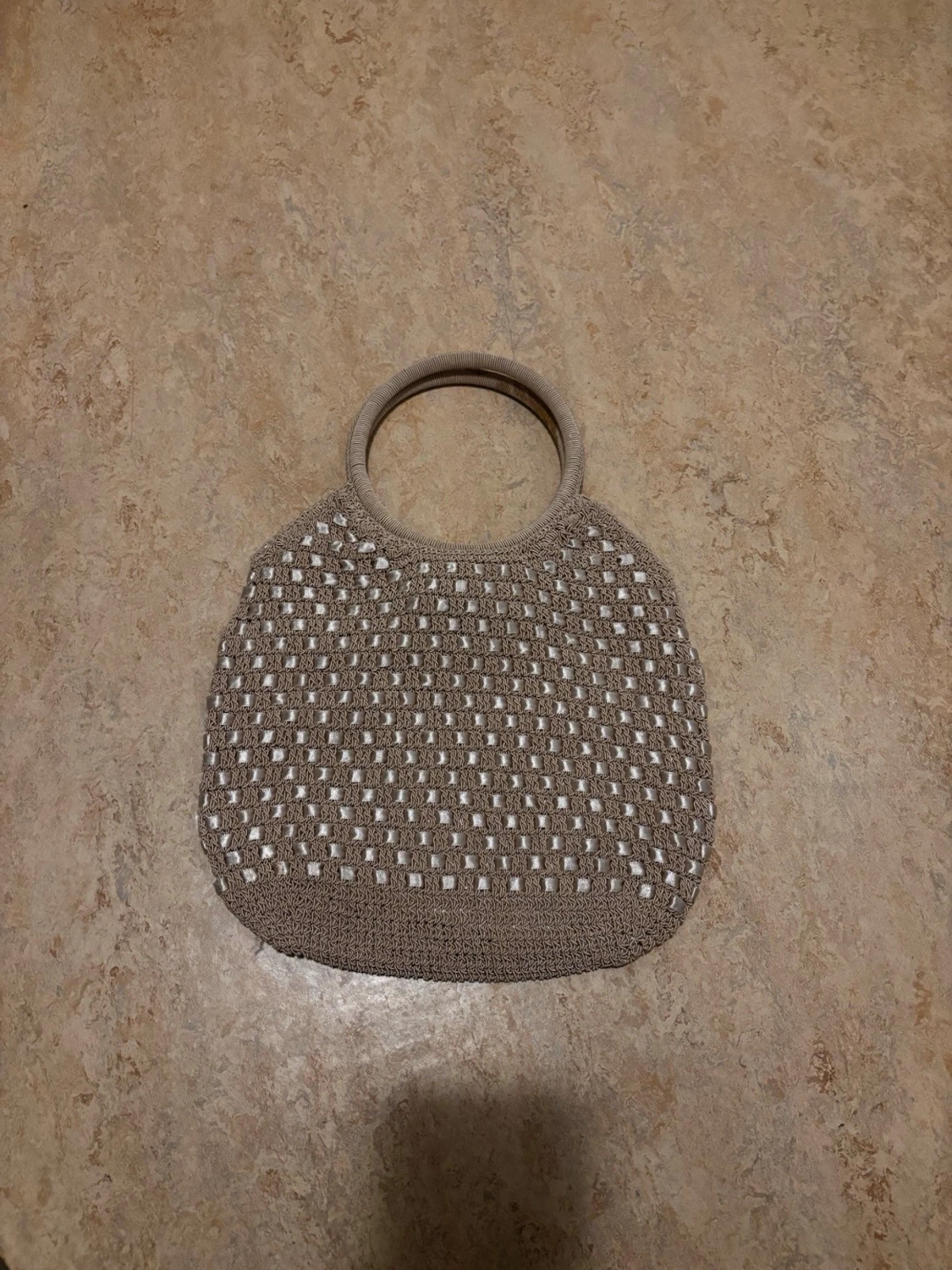 Beige virkad handväska med trähandtag