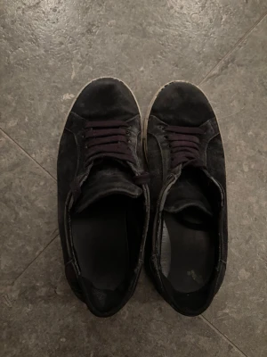 AXEL ARIGATO SKOR - Clean90 Axel Arigato skor. Schyssta skor men slitna, därav det låga priset