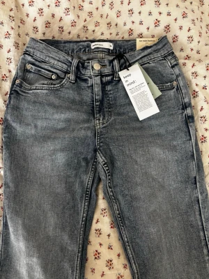 Bootcut jeans - Snygga blå bootcut jeans från Gina Tricot med låg midja och klassisk femficksdesign. Jeansen har en tvättad look och är perfekta för en avslappnad och trendig stil.