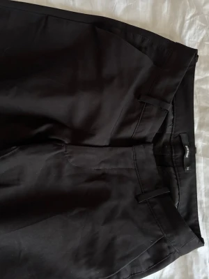 Svarta kostymbyxor från bikbok - Snygga svarta kostymbyxor från BikBok. Säljer pågrund av att dom är för korta. Dom är i bra skick och har en slits längst ner på benen pris kan diskuteras 