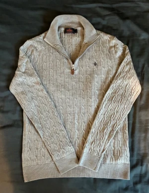 Morris quarter zip tröja - Tjena, säljer en kabelstickad Morris quarter zip i 100% merinoull. Råkade krympa den i tvätten så den är helt oanvänd. Storleken är XL men passar M/L. Jag bär vanligtvis L är den sitter lite kort på mig. Hör av dig vid minsta fundering!