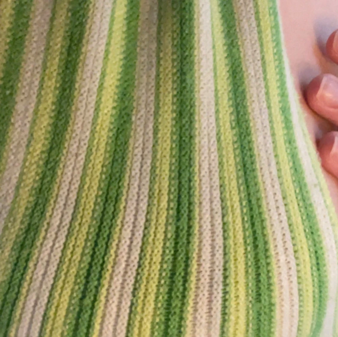 Grön- och vitrandig ribbad halternecktopp - 3