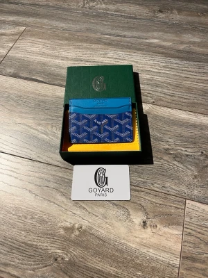 Blå korthållare  - En snygg och stilren korthållare från goy4rd perfekt att ha kort och sedlar i och är rymlig i fickan 