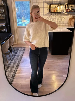 Mörkblå bootcut jeans - Säljer supersnygga mörkblå bootcut jeans från Lois med mid waist. Modell Raval. Jeansen är stretchiga. Dekorativa sömmar på bakfickorna. Använda ett fåtal gånger och i jättefint skick. Nypris 2099kr. Publicerad på flera säljsidor 🌸