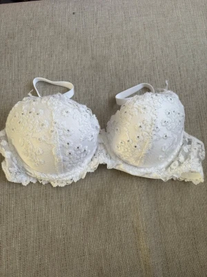 Vit bh  - Från Cubus, aldrig använd! Storlek 75B 