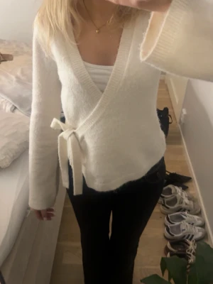 Vit kofta  - Vit kofta från Gina tricot i storlek S💕 säljer pga att den inte kommit till användning så är som ny men saknar prislapp 🥰