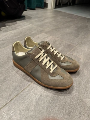 Maison Margiela GAT - Maison margiela GAT sneakers i storlek 43. Skorna är i näst intill perfekt skick. Som sett i bilderna har de i princip inga synliga skråmor. Priset är inte hugget i sten så skicka gärna ett meddelande om du har frågor om skorna eller priset! Bild på kvitto och box kommer på förfrågan.