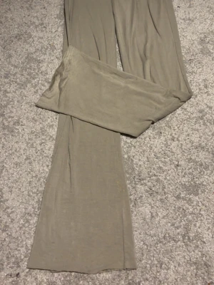 Gråa leggings från 157 - Säljer ett par mjuka och stretchiga beiga leggings från 157. De har en enkel och clean design med långa ben och smal passform. Perfekta att matcha med oversized tröjor eller hoodies. Materialet känns tunt och följsamt.