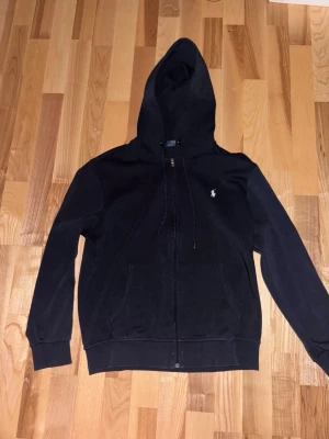 Polo Ralph Lauren kofta - Säljer en Ralph lauren kofta. Koftan är navy blue och storlek L