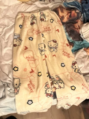 Hello Kitty pyjamasbyxor - Mysiga pyjamasbyxor i mjuk fleece med gulligt Hello Kitty-motiv. Bara använda vid fåtal tillfällen 