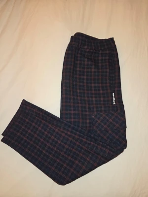 Woodbird cargo-mjukisbyxor - Woodbird cargo-mjukisbyxor – Navy (S) Cargo-mjukisbyxor från Woodbird i navy. Storlek: S Skick: Bra begagnat skick.