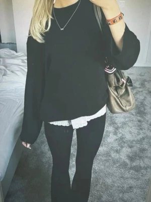 Suuupersöt svart stickadtröja!!🖤🖤 - Säljer en superfin Finstickad svart stickad som är väldigt lik den på bilden ifrån Gina tricot!!😊😊🥰🥰 den är i fint skick och verkligen så skön! Säljer pga behovet pengar!!