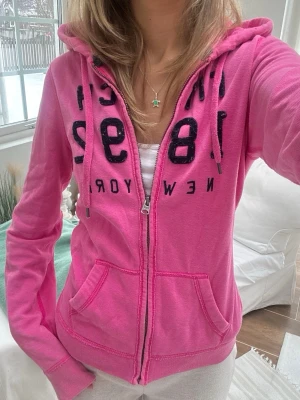 Abercrombie & fitch zop - En zip från Abercrombie & fitch i storlek M. Jag fraktar inom 24h, frakt med PostNord prioriteras. Se liknande plagg i min profil! 