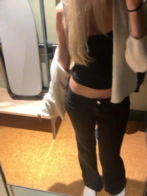 Ultra low flare jeans - Snygga svarta jeans med låg midja, köpta nyligen och bara använda ett fåtal gånger💗