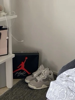 Air Jordan 4  pris kan diskuteras  - Snygga Air Jordan 4  sneakers i beige och grått med svarta och vita detaljer nästan helt oanvända. Klassisk siluett med meshpaneler, synliga snörhål och robust sula. Perfekta för dig som gillar streetwear och vill sticka ut med stilrena kicks.