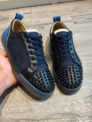 Christian Louboutin sneakers  - Säljer nu mina Christian Louboutin junior spikes då dem blivit för små för mig. Sällsynt colorway. Storlek 43, riktigt fint skick. Pris kan diskuteras! 