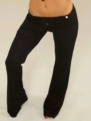 Lange vivant spets kostymbyxor - ”Super low lace” från populära & slutsålda märket Lange Vivant, svarta super lågmidjade kostymbyxor i spets, nypris 800+ skatter 🩰!! 