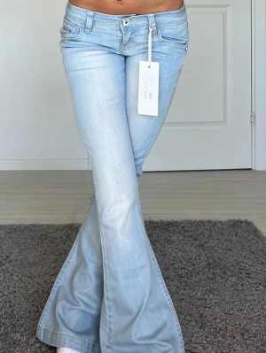 Jeans - Midjemått: 41cm rakt över, innerbenslängd: 83cm 🩷