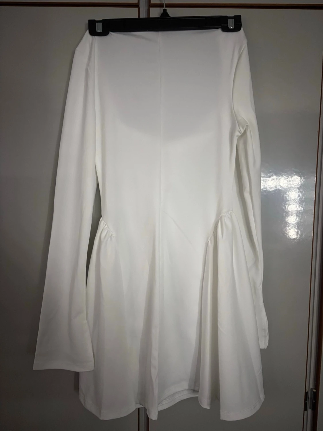 Vit kortklänning med knyt och v-ringning - 2