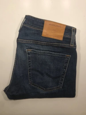 Jack & Jones jeans 👖  - Säljer ett par blåa Slim fit jeans från Jack & Jones! Passform/modell: Slim fit/Glenn, storlek: W30 L34, nypris: 800kr, mitt pris: 175kr, mycket fint skick, inga defekter, jag diskuterar gärna priset!