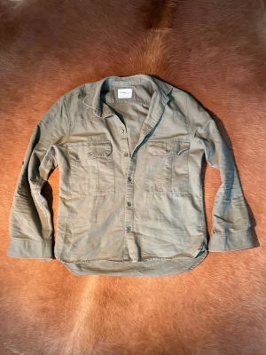 Grön Overshirt - Tja, säljer denna schyssta Overshirt i grön färg! Sjukt najs och inte skavanker, vid minsta fråga eller fundering hör av er🤠