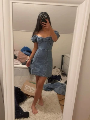  jeansklänning  - Super söt jeans klänning i stretchigt material, storlek xs från Other Stoties! 