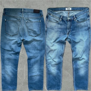 Acne jeans  - Acne jeans med skön passform, har en slitning på knät men annars i bra skick. Storleken motsvarar 30/30. Mått: Midja41cm Längd 97cm benvidd19cm. Modellen är 183cm skriv vid funderingar💬
