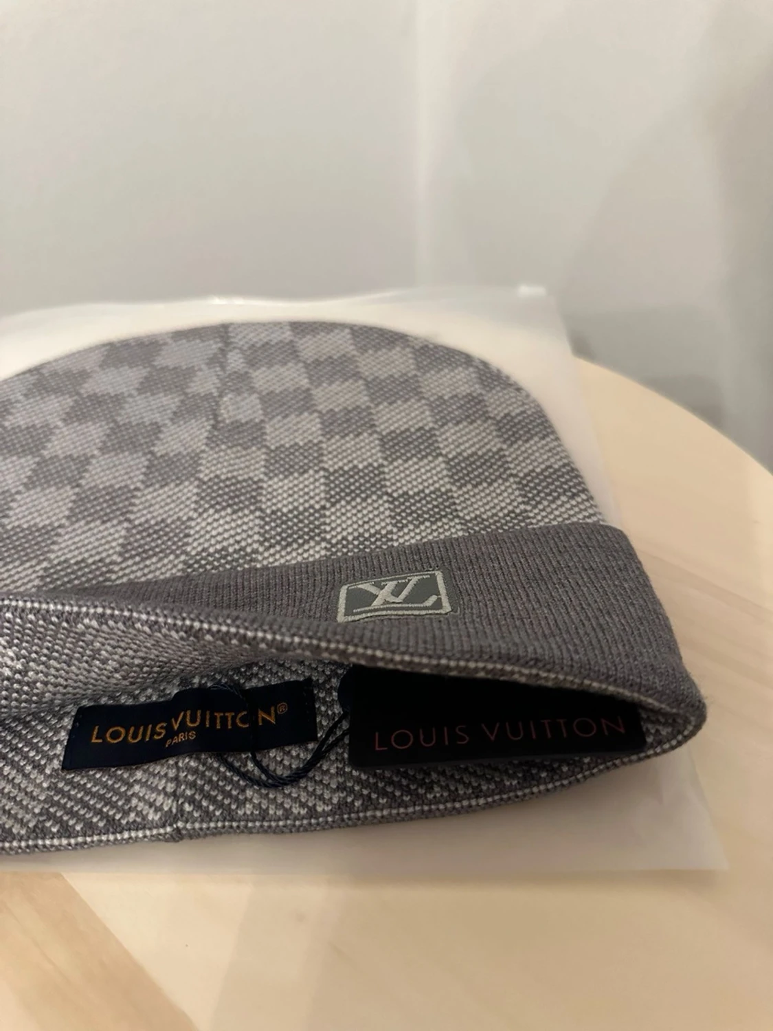 Grå L.V mössa med rutmönster - 2