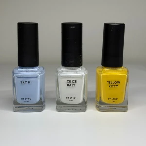 Nagellackspaket från Lyko, 3 färger - Säljer ett paket med tre nagellack från Lyko i färgerna ljusblå (Sky Hi), vit (Ice Ice Baby) och gul (Yellow Kitty). Flaskorna har en stilren, fyrkantig design och rymmer 11 ml vardera. 15kr styck, 45kr för alla.