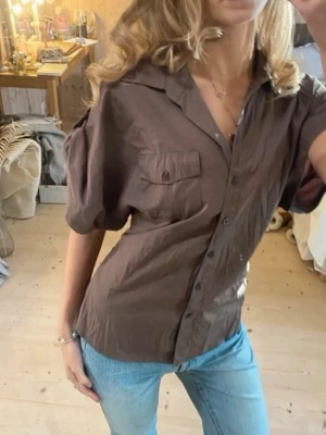 Brun figursydd skjorta - SÅ snygg