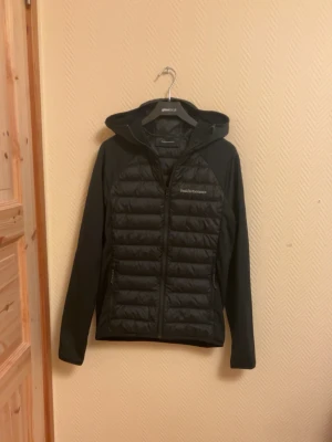 Peak Performance Cardigan - En väldigt snygg Peak Performance Cardigan jacka. I väldigt bra Skick skulle säga 9/10 Strolek S men passar även Storlek M. Skriv vid mera frågor/bilder 🙌😊.                                                         Fraktar inom 24 Timmar 🚚